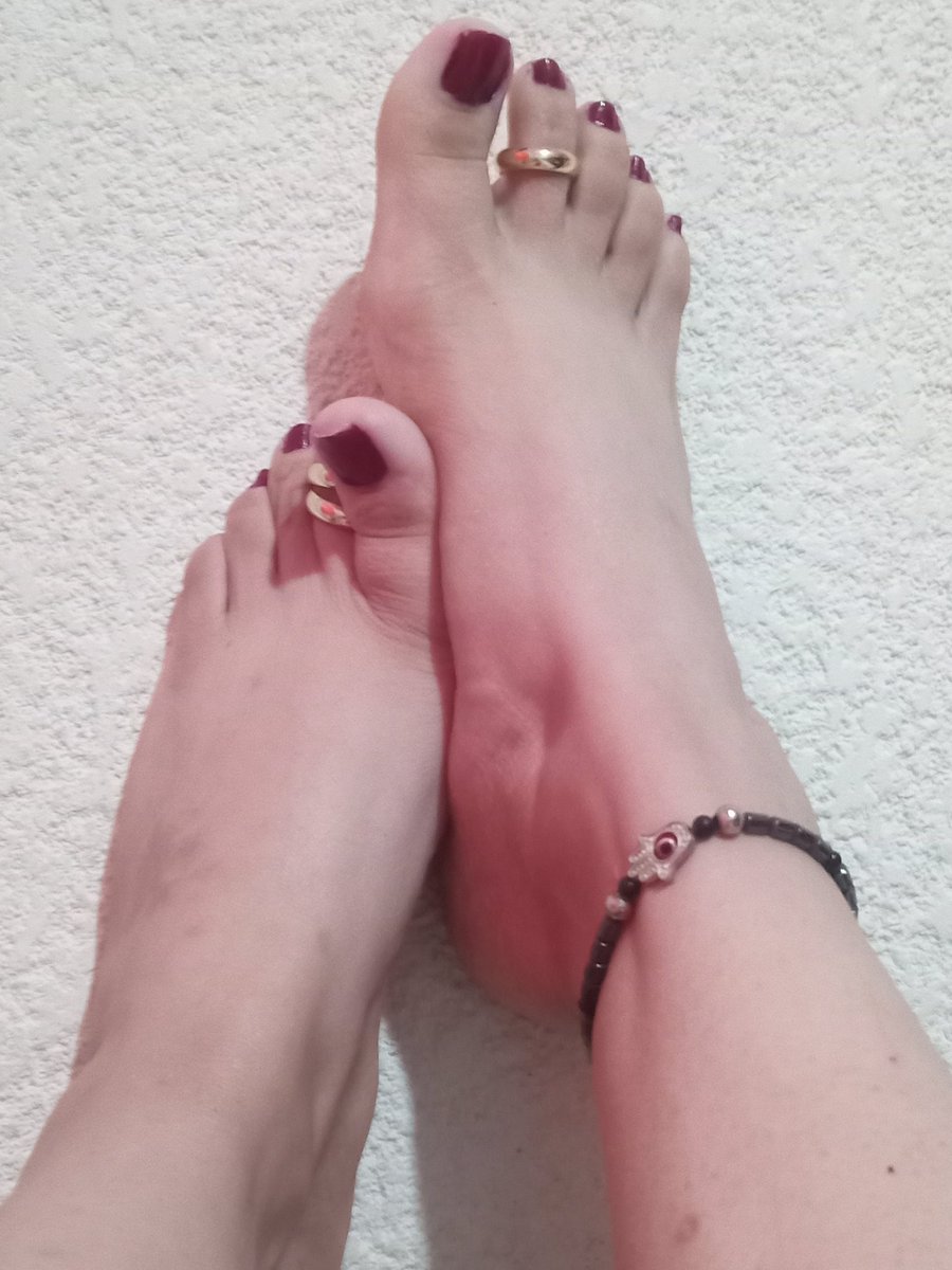 Aquí les dejo algunas fotos de una amiga nueva llamada <a href="/MayraFett/">Luna</a> quien vende solo contenido de sus hermosos pies por si gustan les dejo el link para que le puedan escribir directamente a ella y espero les gusten sus hermosos pies