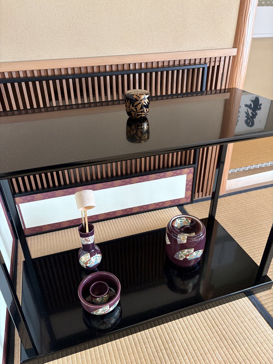 hoseitea's tweet photo. あけましておめでとうございます🎍✨
法政大学茶道研究会では先日、初釜茶会を行いました。新年にふさわしい、晴れやかで厳かなひとときとなりました☺️
主菓子には、迎春菓子の花びら餅をいただきました！

本年も、部員一同心を新たに励んでまいります。今後とも、どうぞよろしくお願いいたします🙇🏻‍♀️ https://t.co/iG5kNXke7n