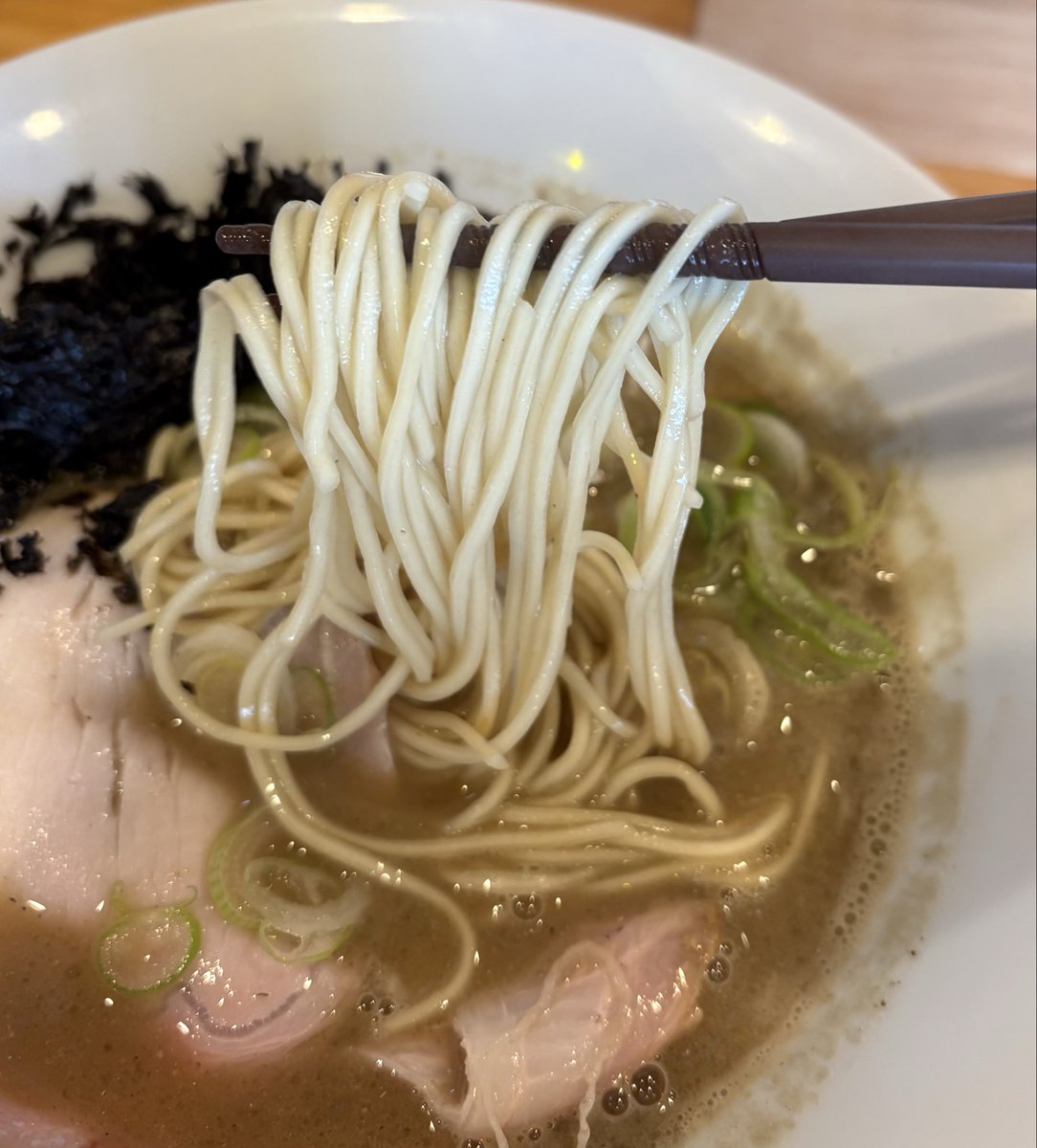 ～中華蕎麦 會～
【岩のり濁ニボ(細麺)】
今日はニボチャージ‼️そして寒い水曜日🙋‍♂️間違いの無いラーメン日和ですな🍜いゃー今日も美味かったー
ご馳走様でした🙇‍♂️