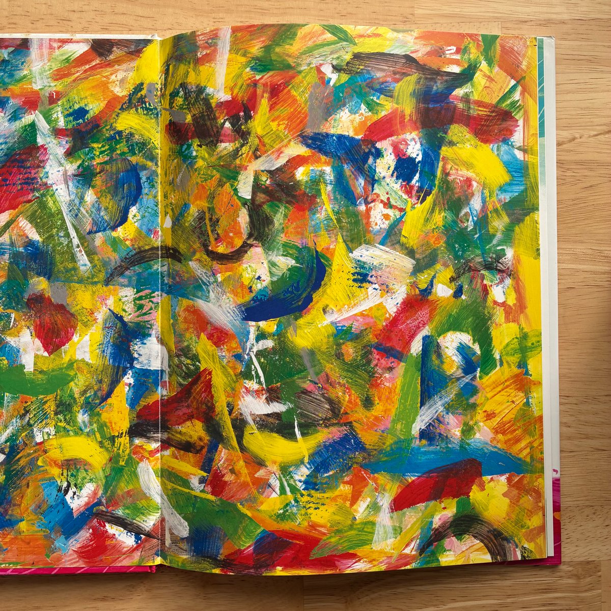 絵を描く絵本だ。自由に大胆にのびのびと色とりどりに次々いろんな動物