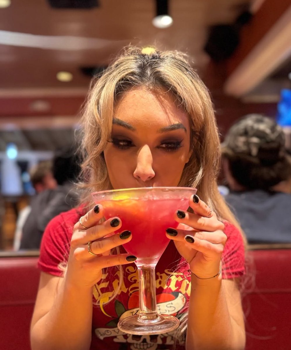 AnHyperWomen's tweet image. Drunk 🤪