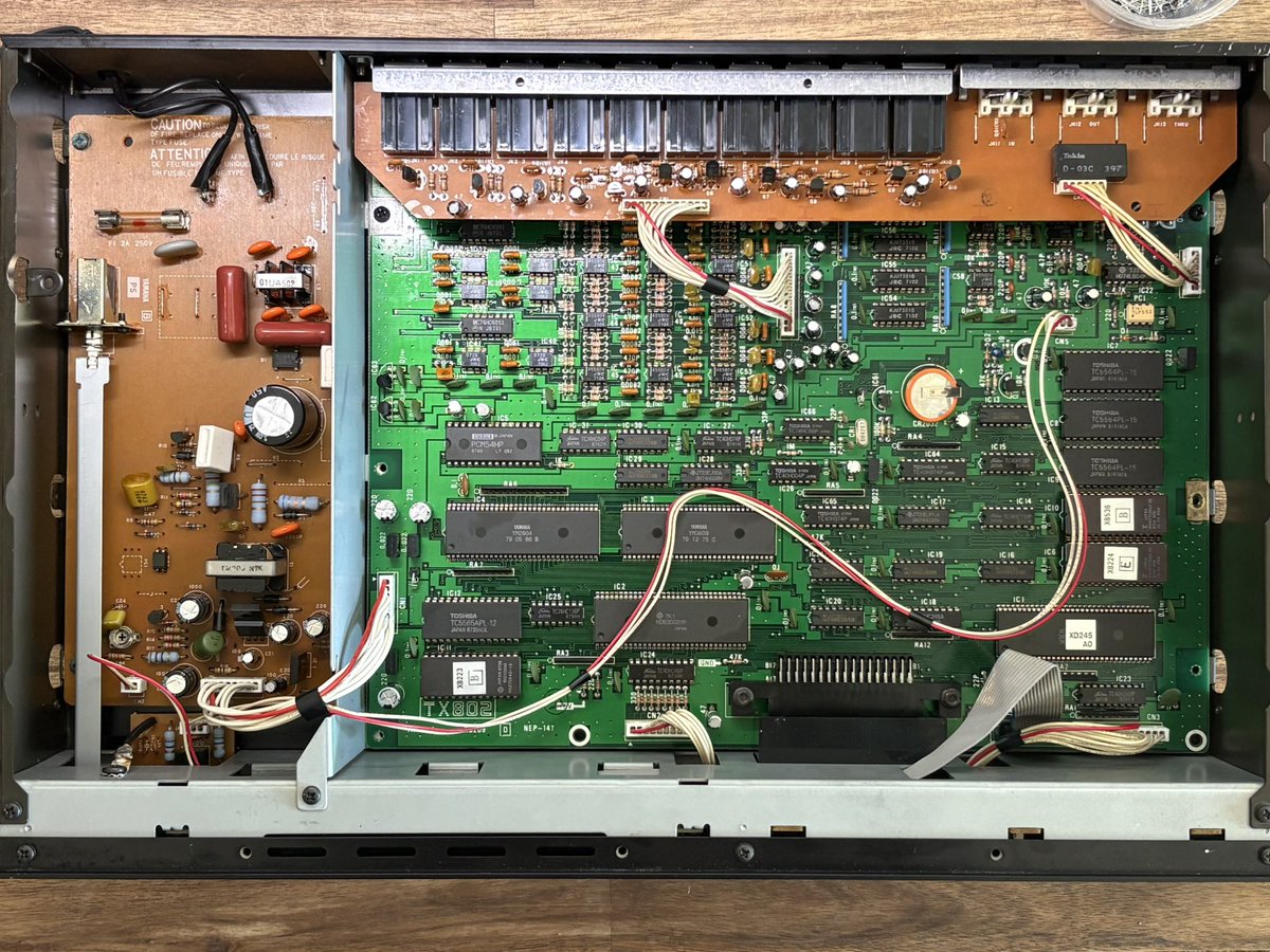 とりあえず全部のコンデンサー植え終えた😀 電源入れるの怖いな… この