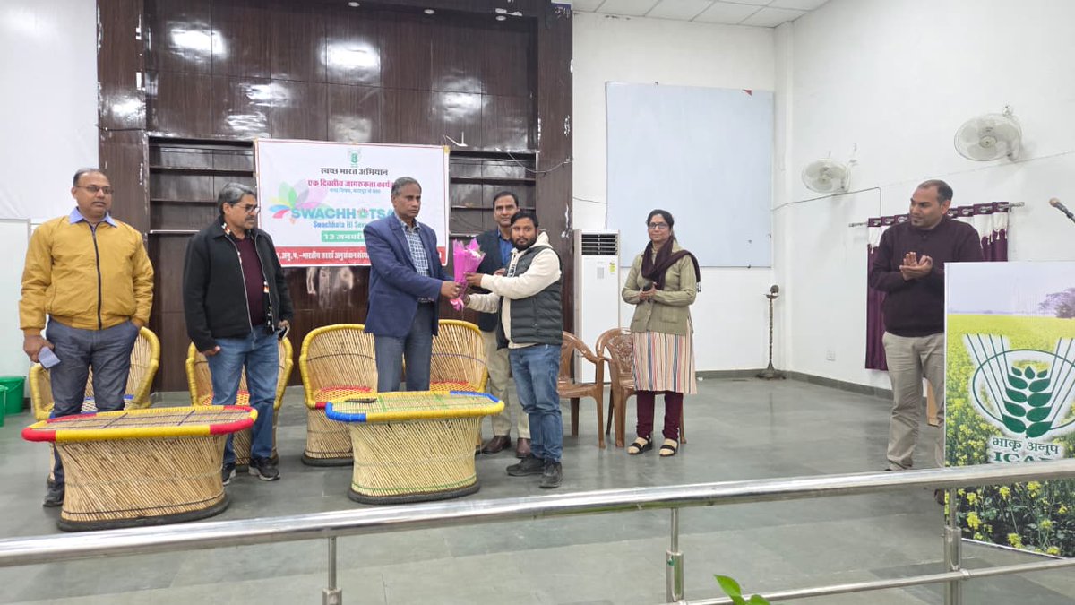 icardrmr's tweet image. ICAR-IIRMR, Bharatpur में एक दिवसीय स्वच्छता कार्यशाला का आयोजन किया गया। नगर-निगम टीम एवं संस्थान के वैज्ञानिकों ने मिलकर स्वच्छता गतिविधियों की समीक्षा कर भविष्य की कार्ययोजना तैयार की। निदेशक डॉ. विजय वीर सिंह ने स्वच्छ भारत अभियान में सक्रिय सहभागिता का आह्वान किया।