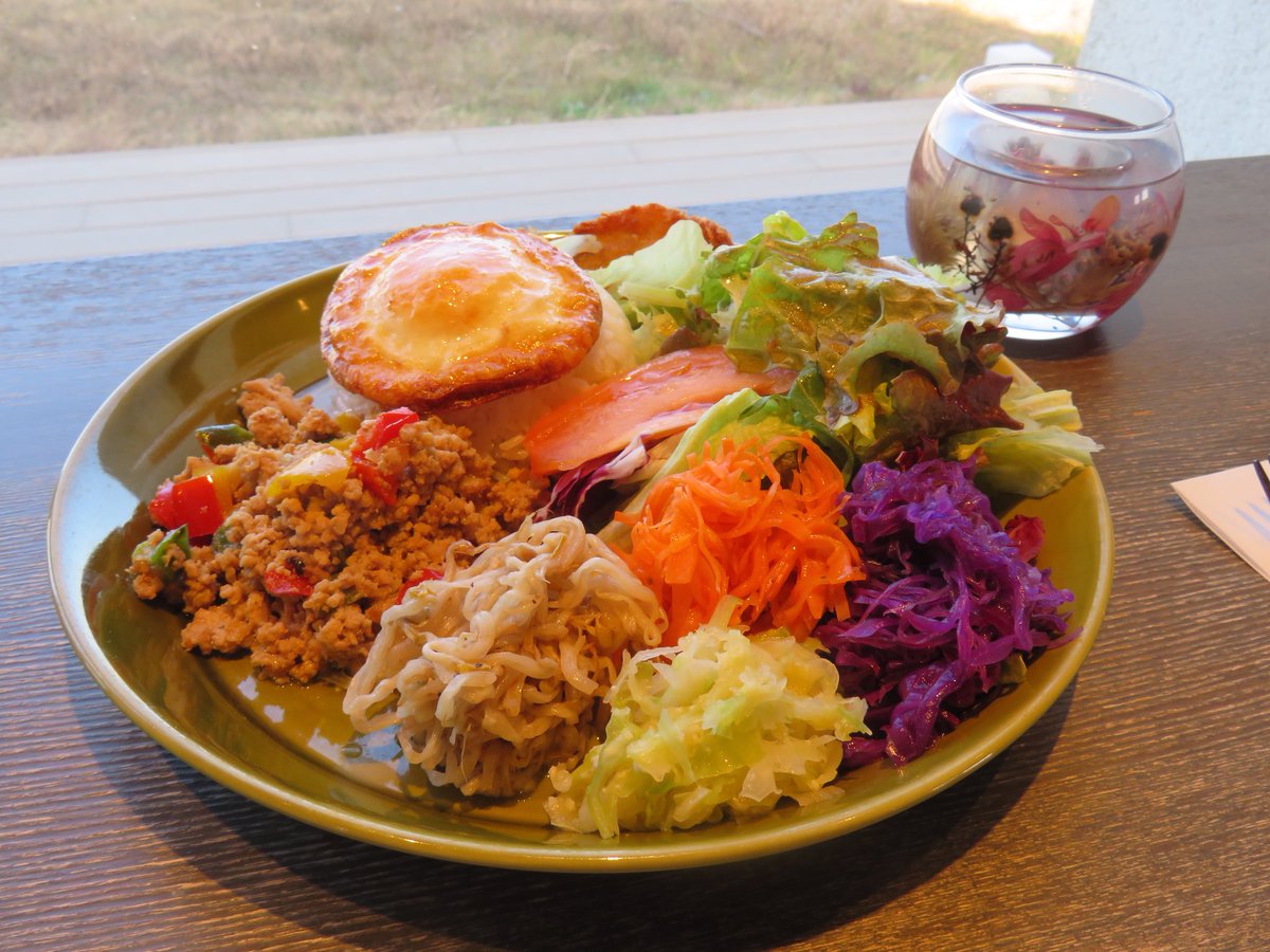 k_yokomama's tweet image. 練習見学後、きららドーム近くの「TOMATO」でランチしました♪
彩り野菜のピクルスいっぱいガパオライス🥗レアチーズケーキも☕️
めっちゃ美味しかったです💕😋  快晴で素晴らしい景色を見ながら✨
幸せなひと時でした🫶 山口県にレノファがあって良かったです(^^)v
#renofa    #TOMATO #阿知須きらら