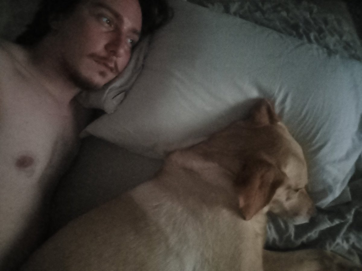 thmenom's tweet image. a bonita gosta do travesseiro dela e dorme de conchinha