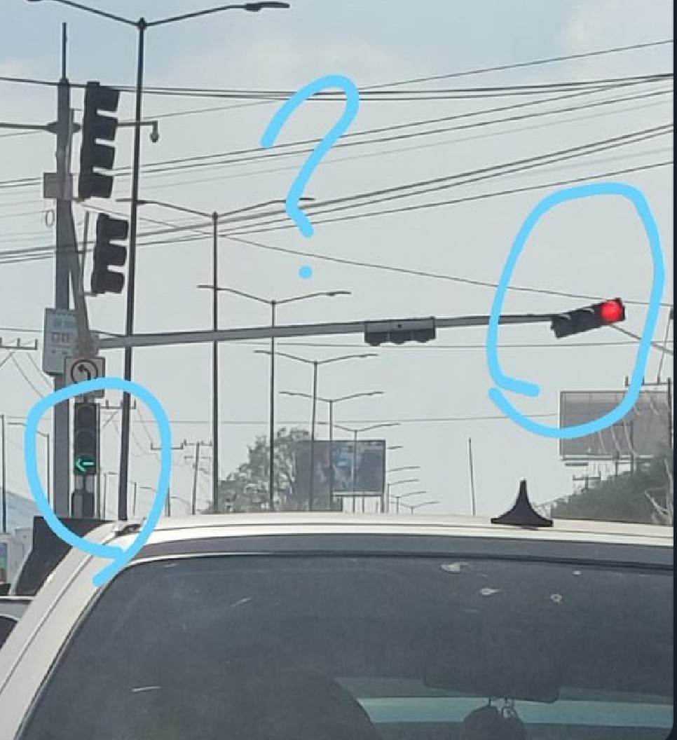 rahfrias's tweet photo. @AgenciaAMIM @PabloLemusN 
Urge que arreglen los semáforos de Camino Real a Colima de norte a sur en el cruce de PuntoSur y el de Santa Anita. Cuando está la flecha a la izquierda debe mantenerse el semáforo en verde! 
Hay un trafical que se puede resolver simple. Es mucho pedir? https://t.co/ayQTZc35mU