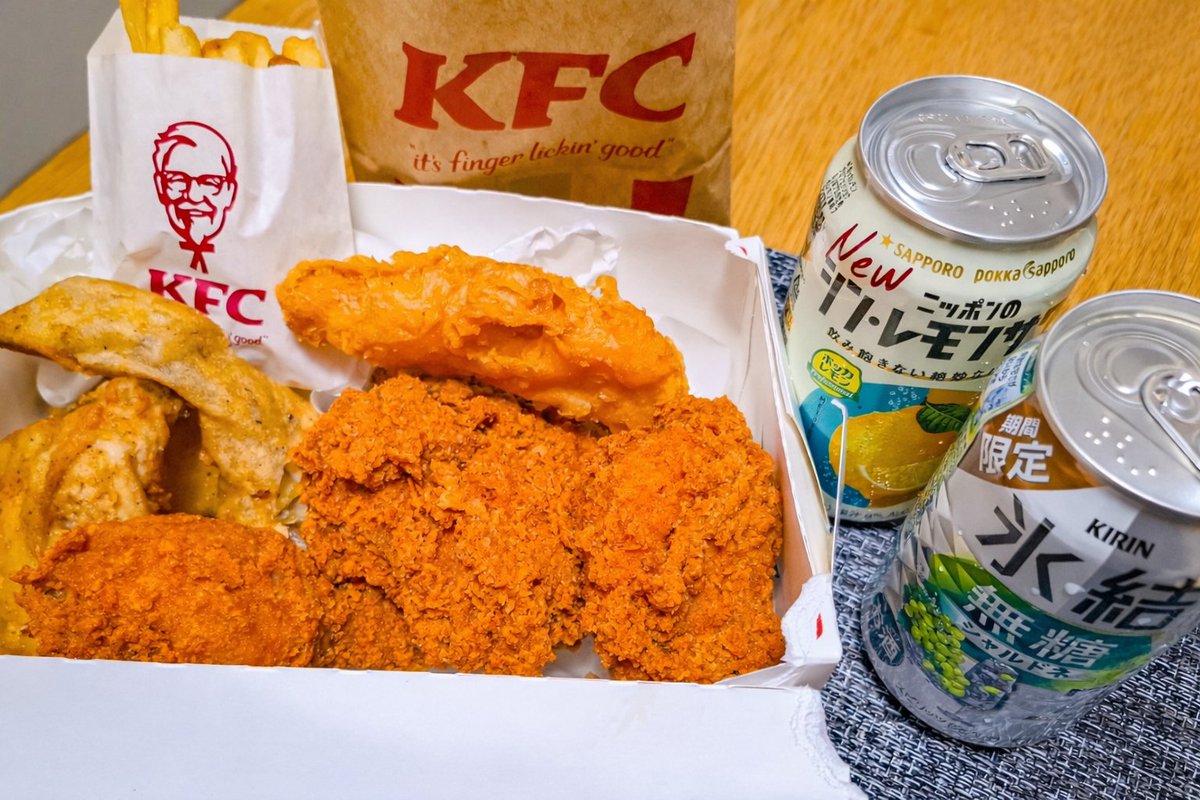 tabehapi's tweet image. レッドホットチキン食べくらべパックをアテに昼からやらせてもろてます🍻
#KFC