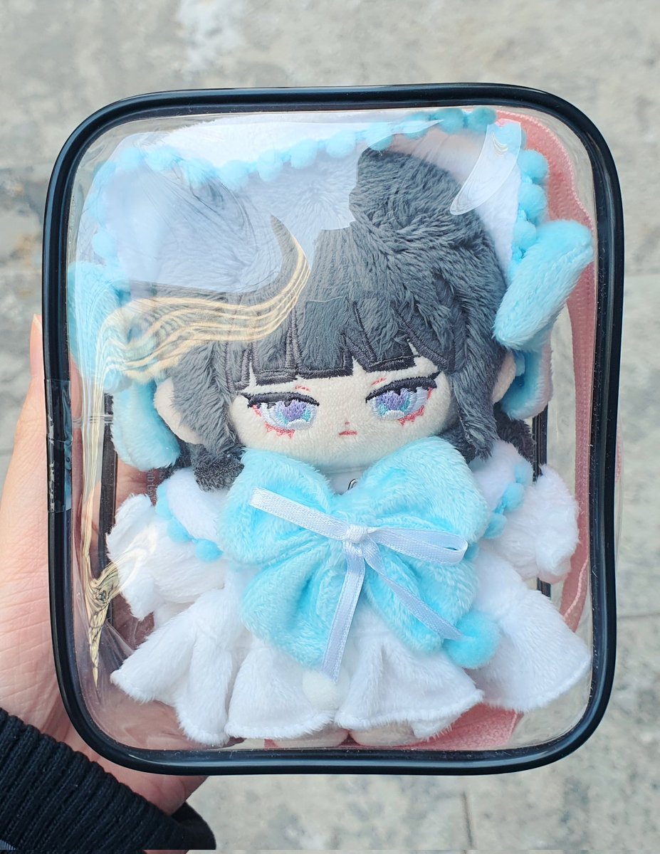 #오레오솜
#오레오_렌티

길이 여전히 얼어있어서 결국 출근하다가 넘어졌었음...^ㅡTㅋㅋㅋ그치만 파우치에 꾸깃된 며느리는 귀엽죠?