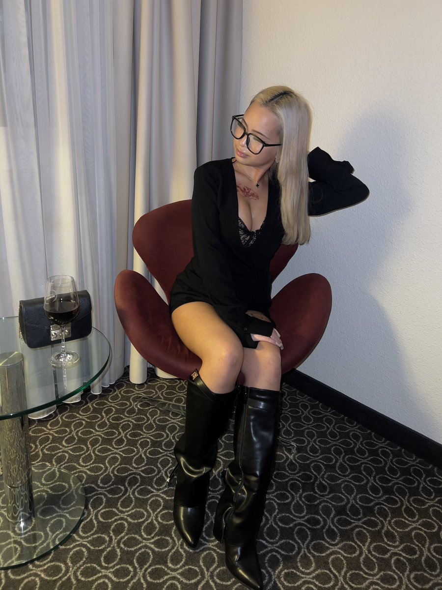 Tracy2089921's tweet photo. Welcher Loser will mich verwรถhnen ?๐ธ๐ #Geldsklave #findomslaves #herrin #asianbabygirl #Creatorglow https://t.co/UclVAfBCU5