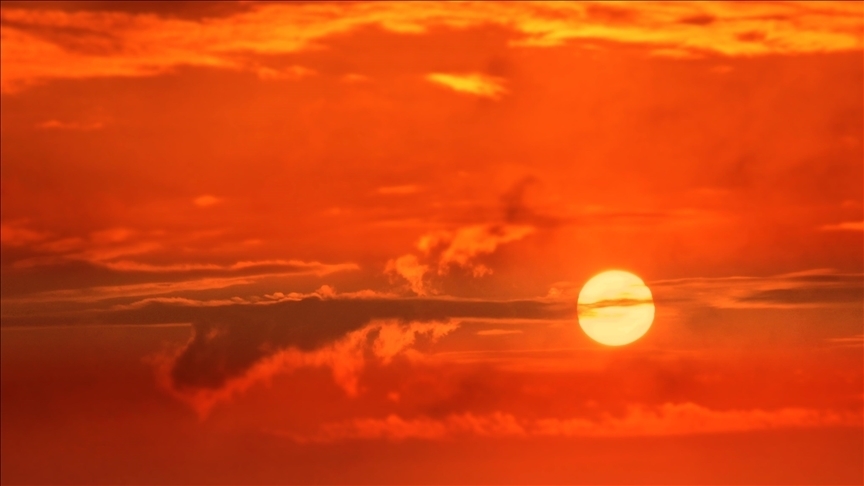 🌡️ Dünyada 2025, kayıtlardaki en sıcak üçüncü yıl oldu

▪️ Küresel sıcaklık, sanayi öncesi döneme göre 1,47 derece arttı

▪️ 2023-2025, sıcaklık artışının 1,5 dereceyi aştığı ilk 3 yıllık dönem olarak kayıtlara geçti

▪️ Son 11 yıl, tarihteki en sıcak yıllar arasında yer aldı

▪️