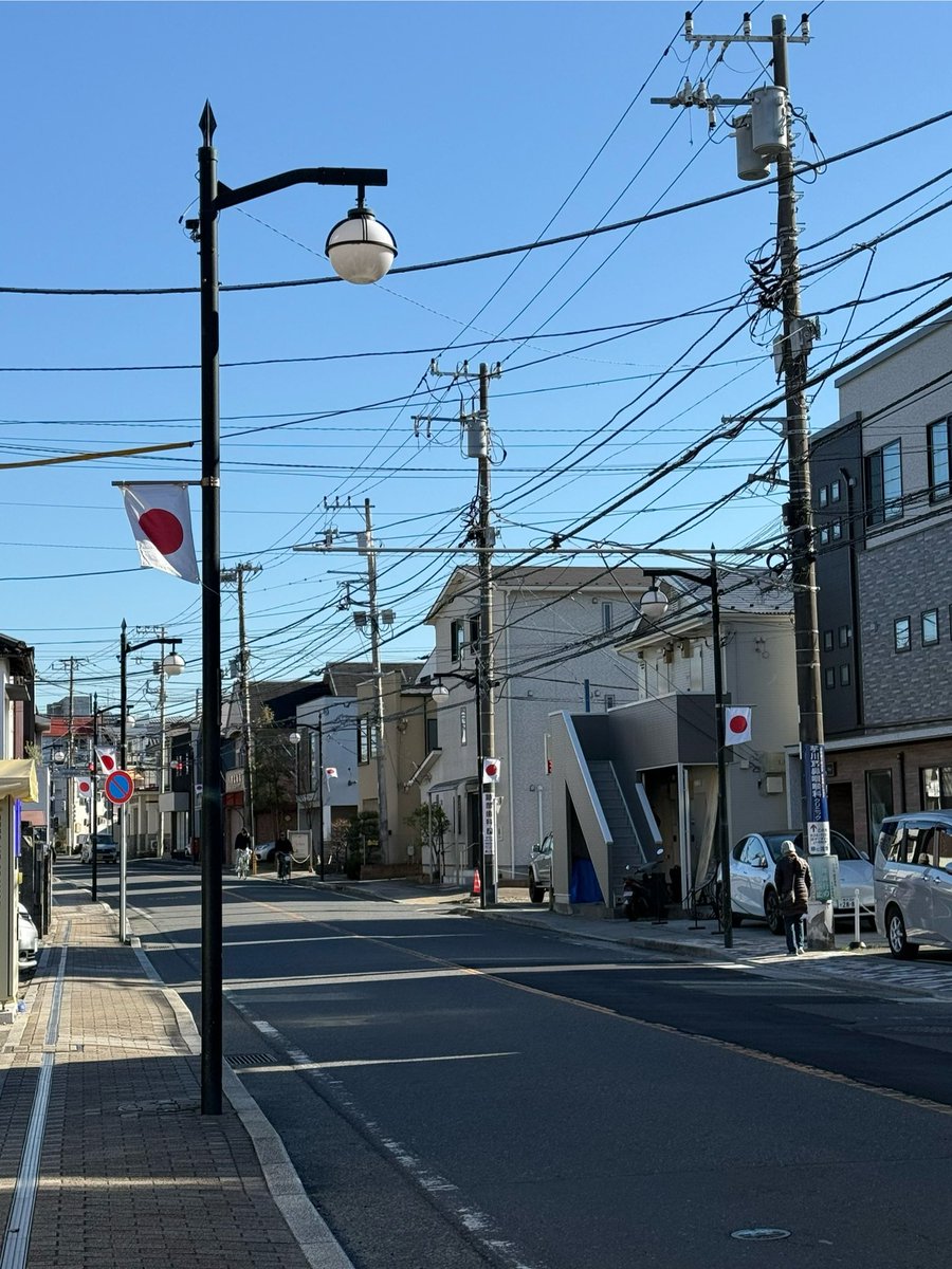 国旗🎌はためく由比ガ浜大通り😊
高徳院（鎌倉大仏）や長谷寺方面は人が多めでしたが、少し離れると穏やかな感じで歩きやすいですね🚶