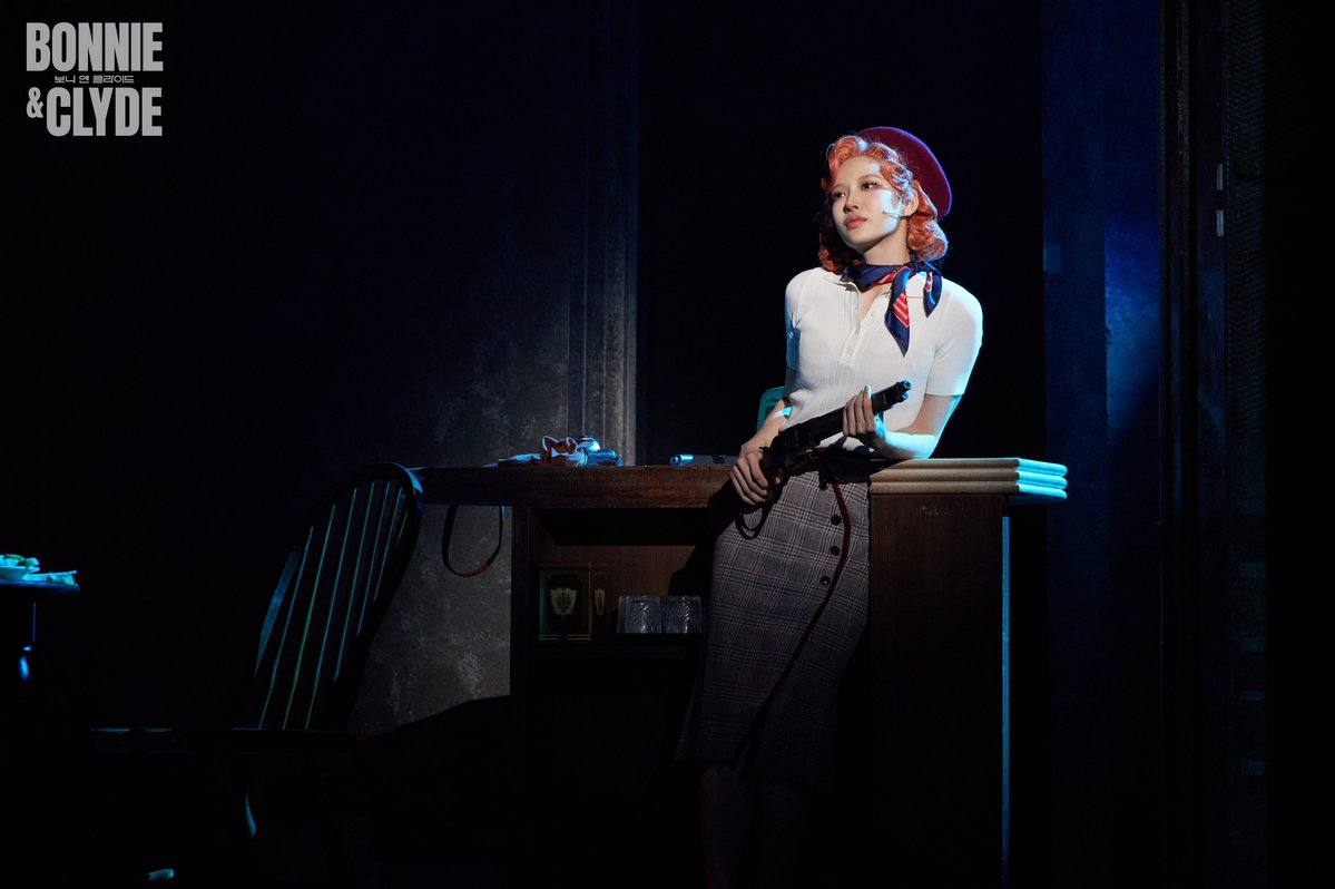 ｜공연사진｜ #보니앤클라이드

𝙈𝙐𝙎𝙄𝘾𝘼𝙇 𝘽𝙊𝙉𝙉𝙄𝙀 𝘼𝙉𝘿 𝘾𝙇𝙔𝘿𝙀💵

𝘽𝙤𝙣𝙣𝙞𝙚 𝙋𝙖𝙧𝙠𝙚𝙧
#옥주현 #이봄소리 #홍금비

뮤지컬 <보니 앤 클라이드>
2025.12.11-2026.03.02
홍익대 대학로 아트센터 대극장