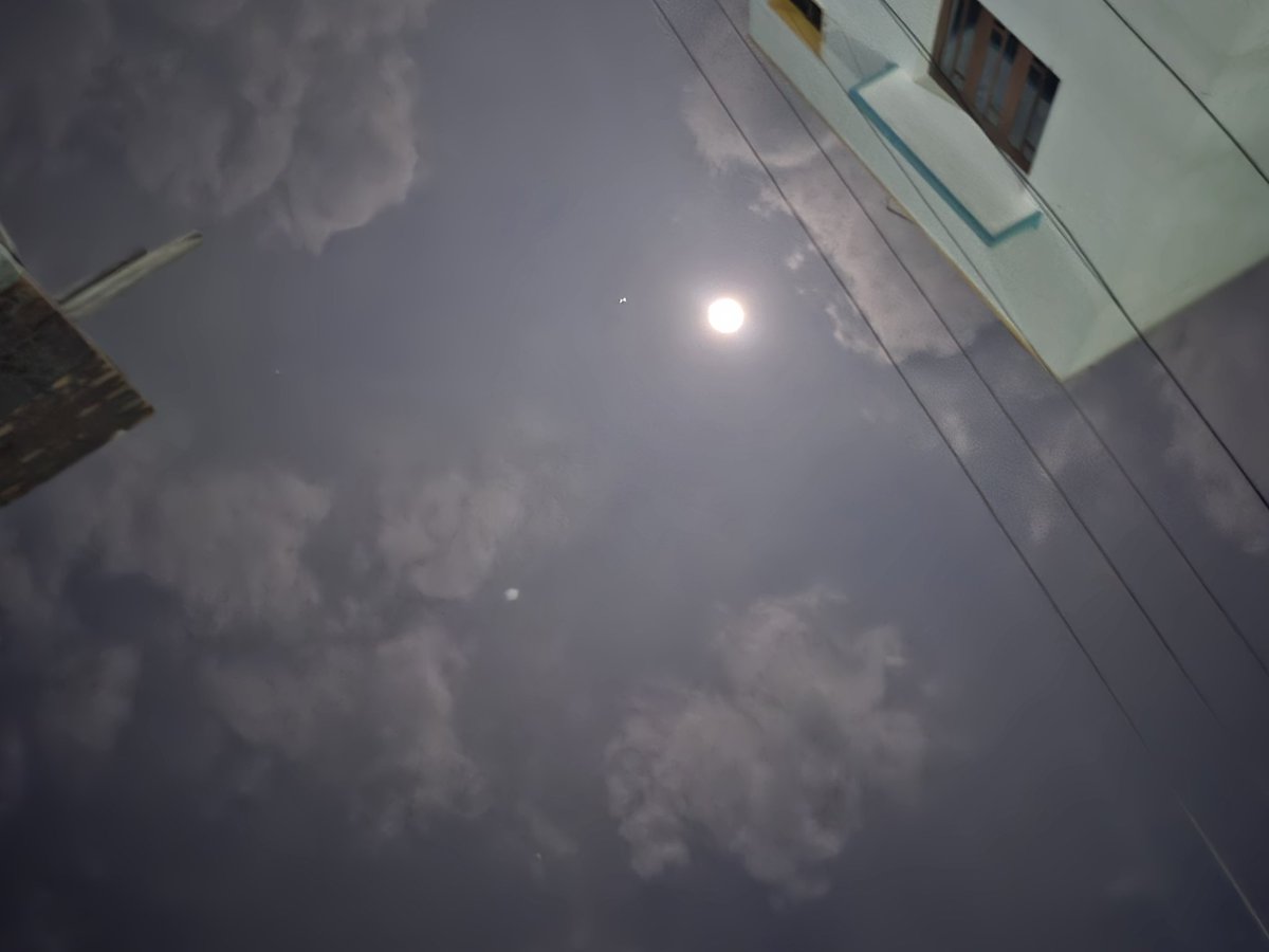 கரையோடு கலைந்து செல்லும் மேகங்களின் கரை துடைக்கும் வீரன் #காற்று