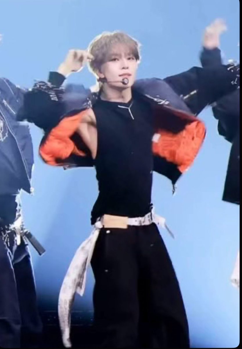 xinlongnet's tweet image. men's waist be so small like what do u need that small waist for? for another man to hold??