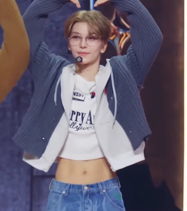 xinlongnet's tweet image. men's waist be so small like what do u need that small waist for? for another man to hold??