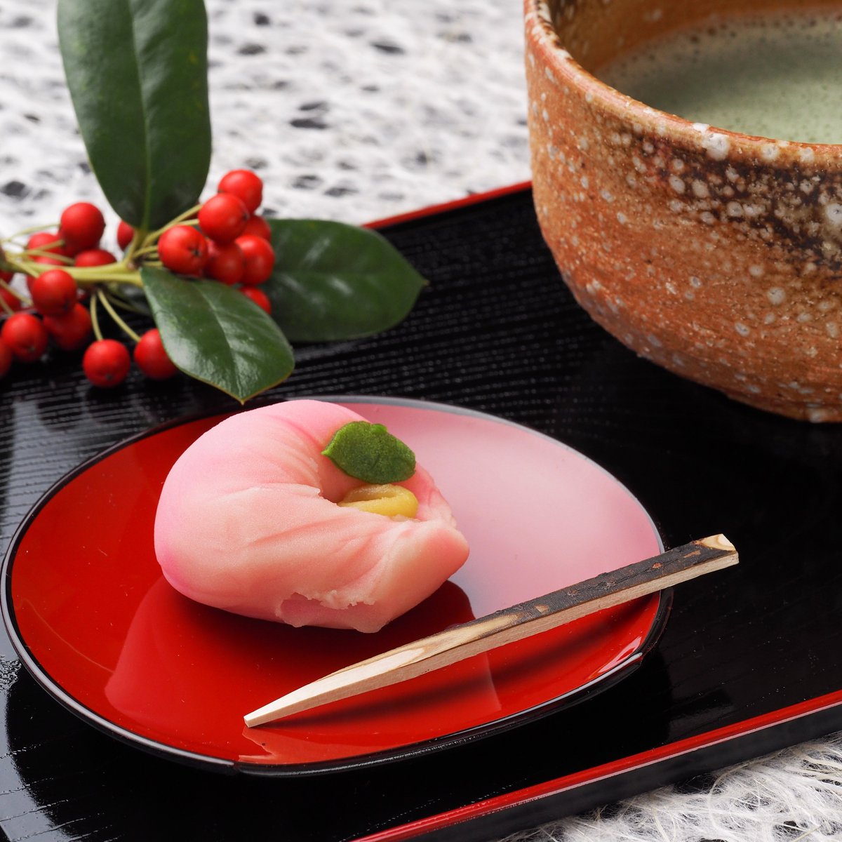 kikusui_sangyo's tweet image. さっき黒文字楊枝(1枚目の海外産)を卸している取引先の和菓子屋さんから連絡があって「最近、楊枝から匂いがすると言われることがあって…別の商品を検討してるので見積りください」と💦…