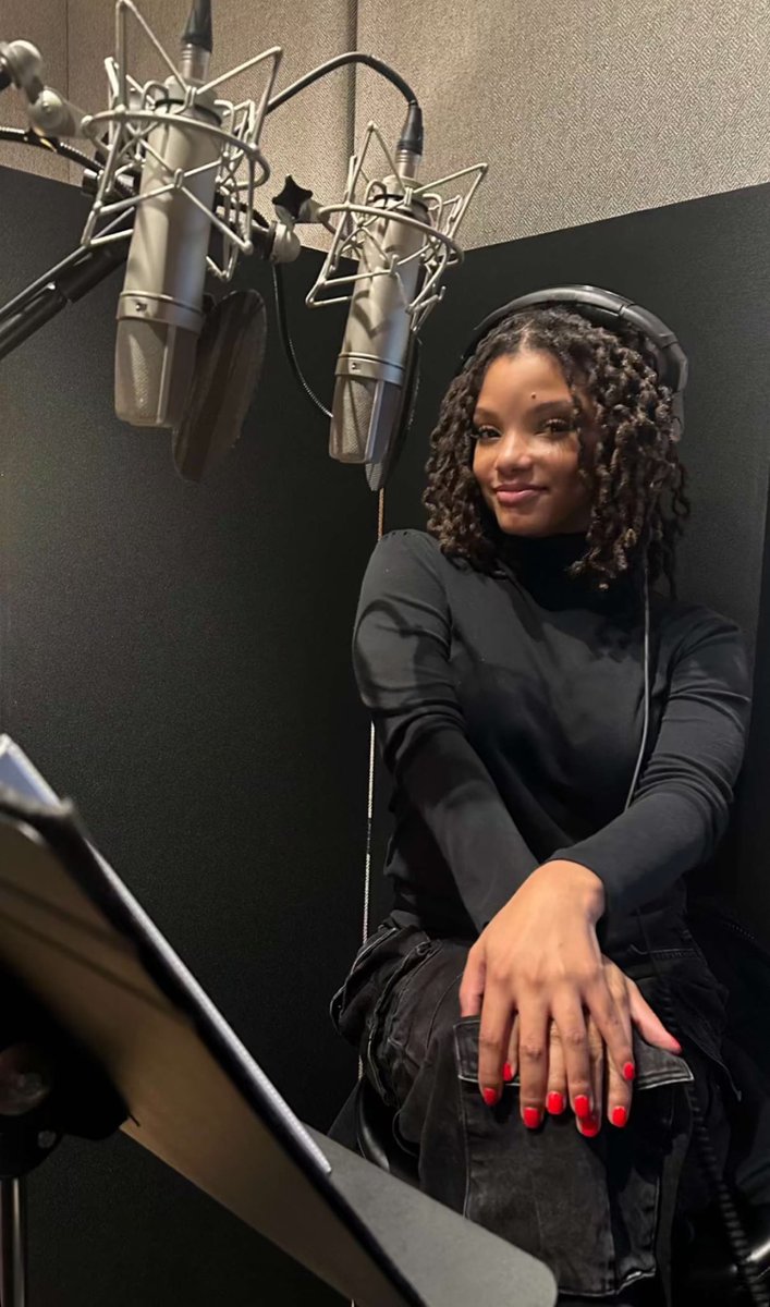 Halle Sources tweet media