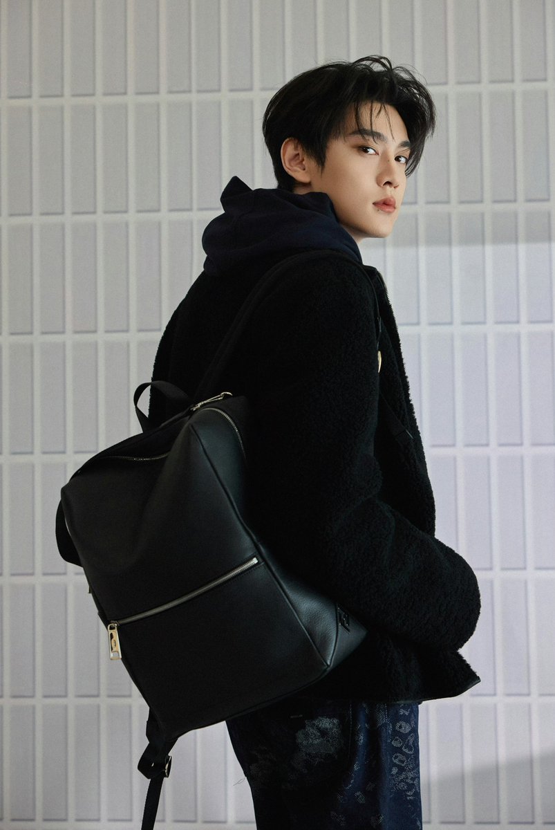 iampk_z's tweet image. [260114] Tian Xuning Studio Weibo Update (1/3)

Step lightly, style forms itself; spontaneity and determination accompany each other with ease. @.FENDI @田栩宁_ 

#TianXuning #田栩宁