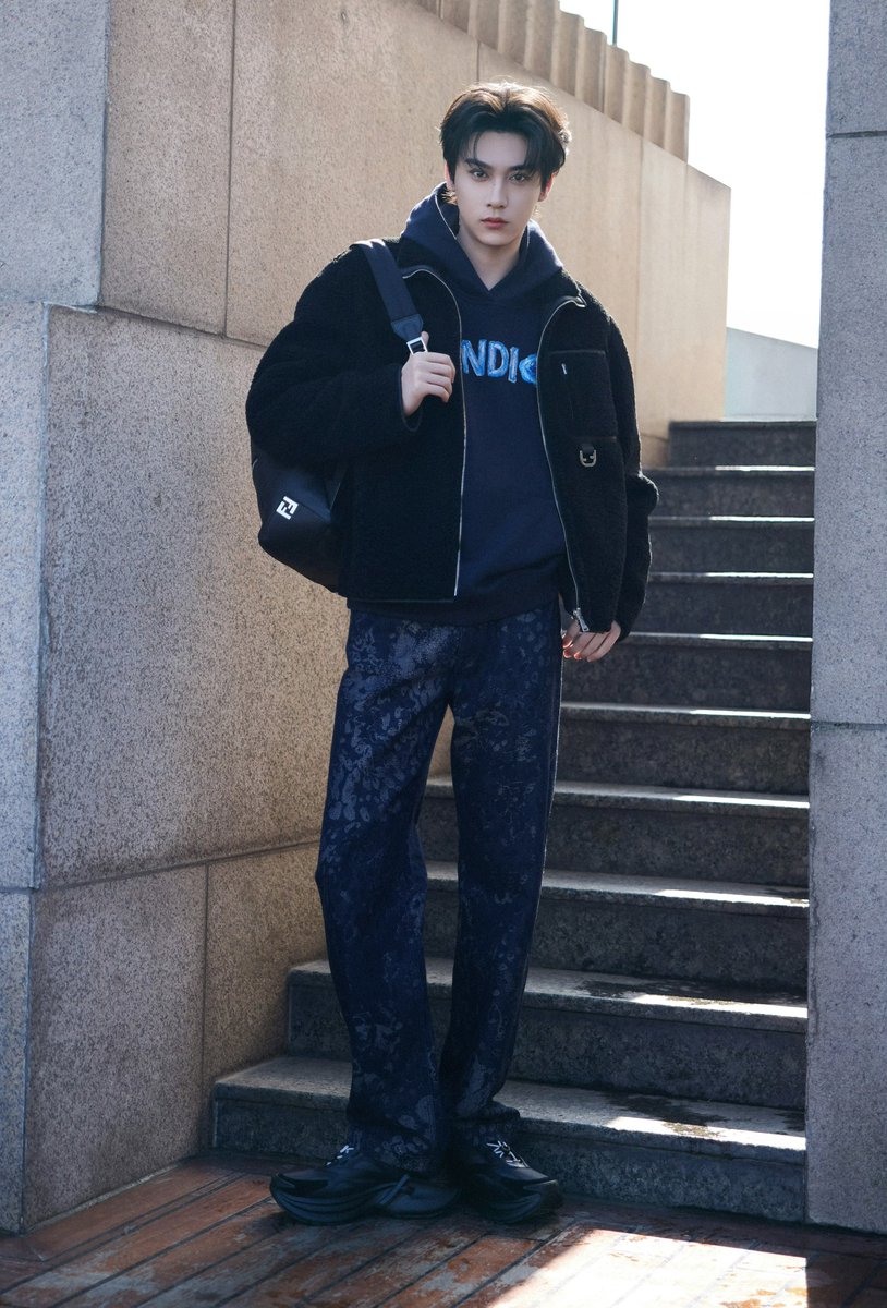 iampk_z's tweet image. [260114] Tian Xuning Studio Weibo Update (1/3)

Step lightly, style forms itself; spontaneity and determination accompany each other with ease. @.FENDI @田栩宁_ 

#TianXuning #田栩宁