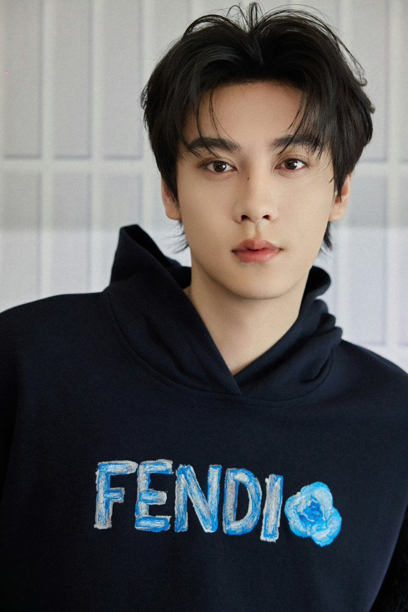 iampk_z's tweet image. [260114] Tian Xuning Studio Weibo Update (1/3)

Step lightly, style forms itself; spontaneity and determination accompany each other with ease. @.FENDI @田栩宁_ 

#TianXuning #田栩宁