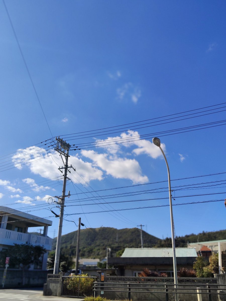 Direct_DR's tweet image. こんにちは☀️
今日は「褒め言葉カードの日」。
沖縄は今日も暑いくらいの陽気で、屋嘉で写真撮影📸してたら汗ばむほどです。
ちなみに豆知識👇
褒め言葉は、言われた相手だけでなく、言った本人の幸福度も上がると言われています。
しかも「具体的に褒める」と、効果はさらに倍増✨
いっぱい褒めてね😊