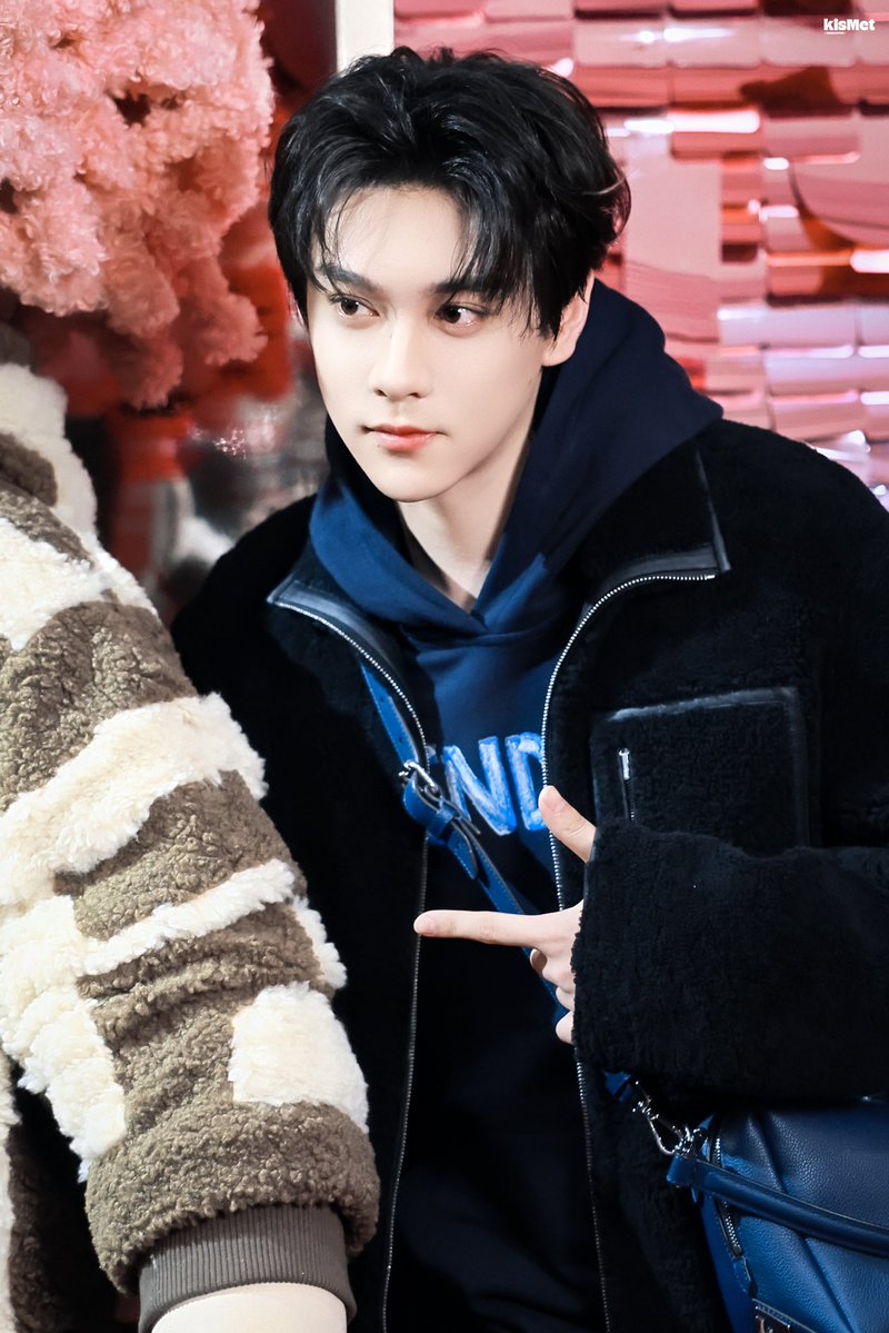 kismet_9702's tweet image. 260114 FENDI 站台

站在那里就是大明星

#TianXuning #TianZiyu #FENDI #leipeng99 #leipeng