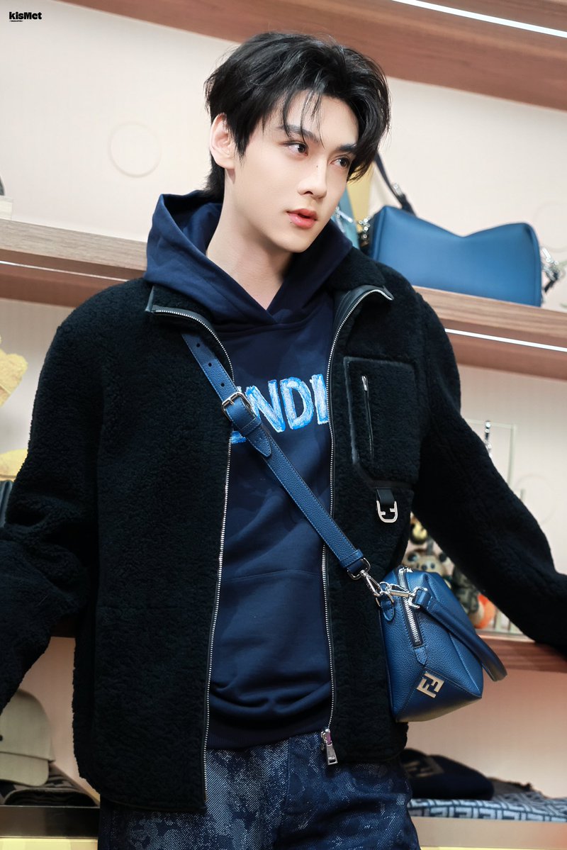 kismet_9702's tweet image. 260114 FENDI 站台

站在那里就是大明星

#TianXuning #TianZiyu #FENDI #leipeng99 #leipeng