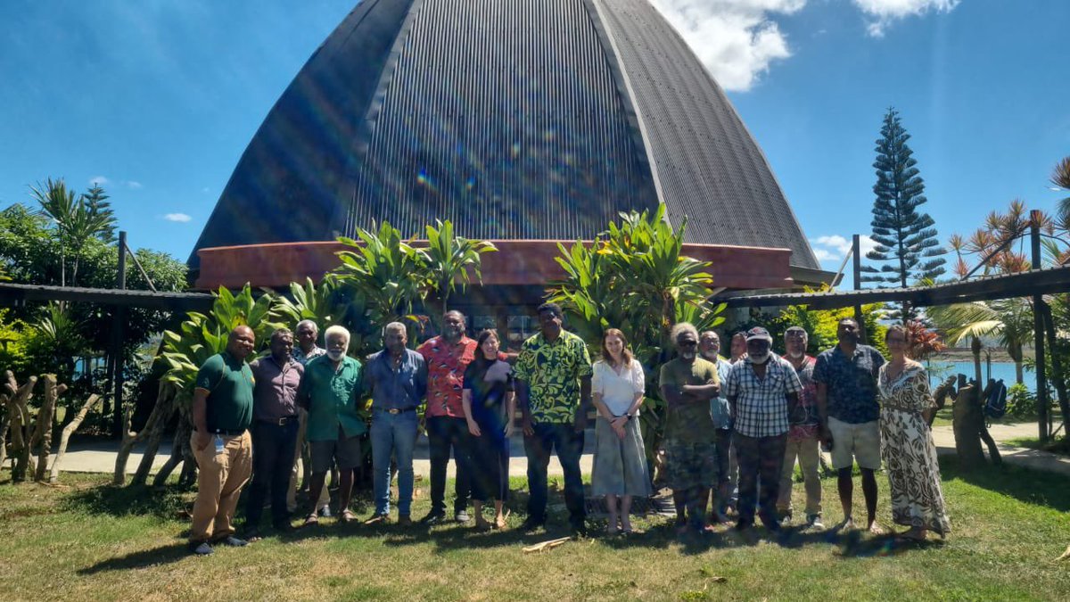 J’ai eu l’honneur de rencontrer Ludovic Boula, Président du Sénat Coutumier, ainsi que les sénateurs des 8 aires coutumières de la Nouvelle-Calédonie ce matin.

J’ai présenté une coutume de bonjour, geste symbolique qui illustre le respect et l’importance de la culture et des