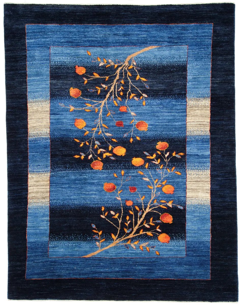 シーラーズ地方に暮らすカシュガイ族によって、丁寧に織り上げられた