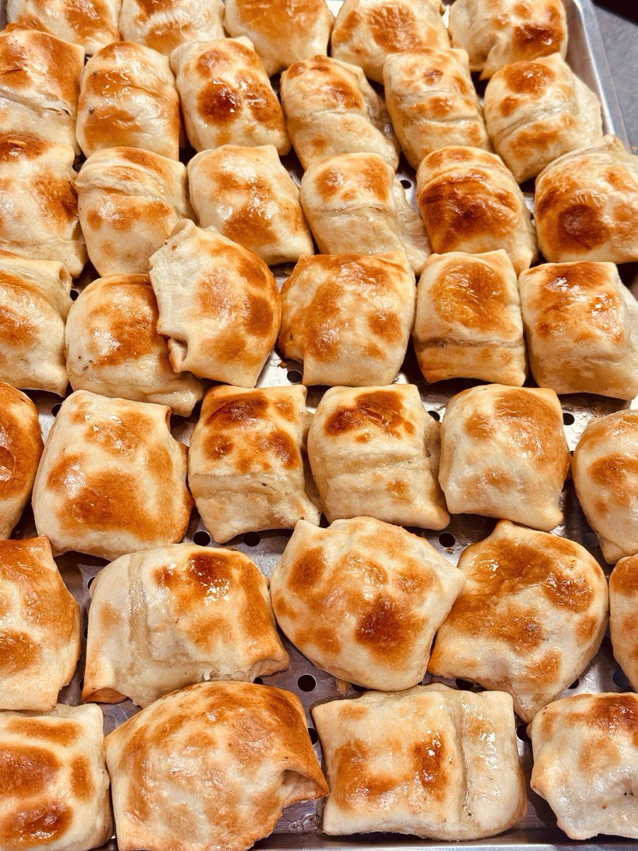 Horatio53363883's tweet photo. When I was a child, my favorite thing was going to the bazaar and waiting for the baked buns to come out of the oven. #Xinjiang https://t.co/MyHcOmgs7W