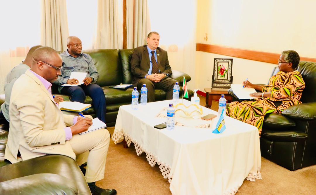 msp_burundi's tweet image. Ce 13/01/2026, le Ministre Dr @Lydwinebara/@msp_burundi a reçu en audience le staff de @WhoBurundi, conduit par son Représentant @DrCrespin. Les deux parties ont réaffirmé leur engagement à renforcer la #coopération bilatérale et à consolider le #partenariat stratégique existant.