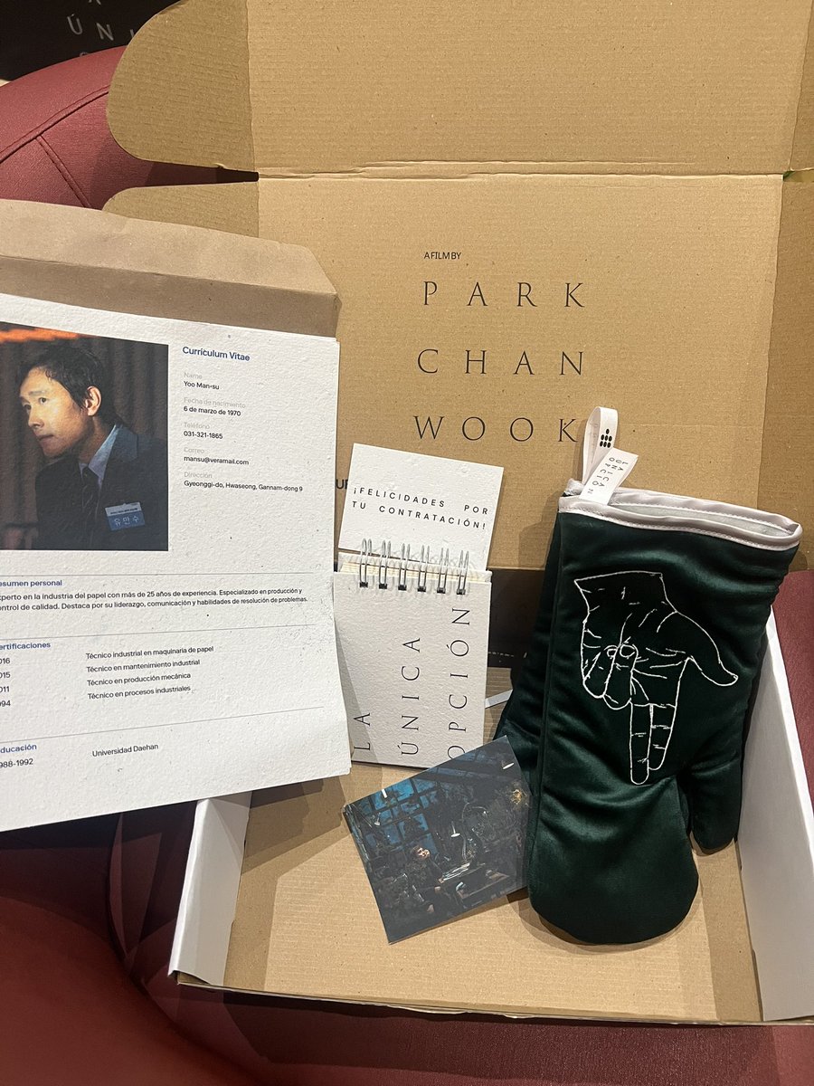 Hoy tocó asistir a la premier de No Other Choice 🧤en pantalla IMAX.   Una extraordinaria película sobre la crisis de desempleo y hasta dónde puede llegar un  hombre para no perder su lugar dentro del sistema. Estreno jueves 15 de enero 🔥🔥