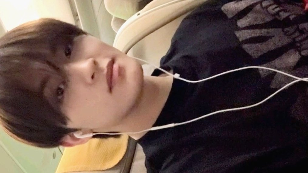 onyourmrkie's tweet image. ♬˚⋆.✮🎧✈️˚.⋆