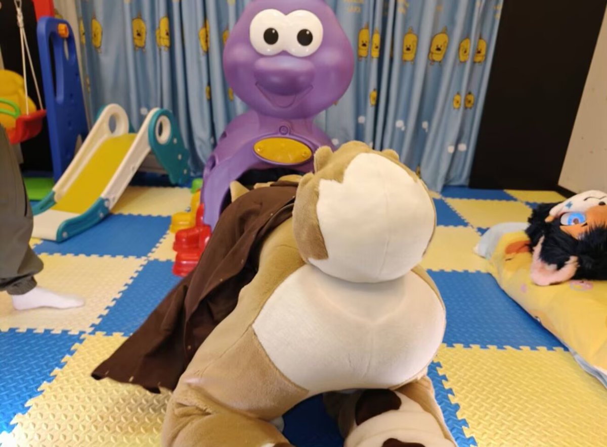 A little too cheeky!😳
有点露股了...