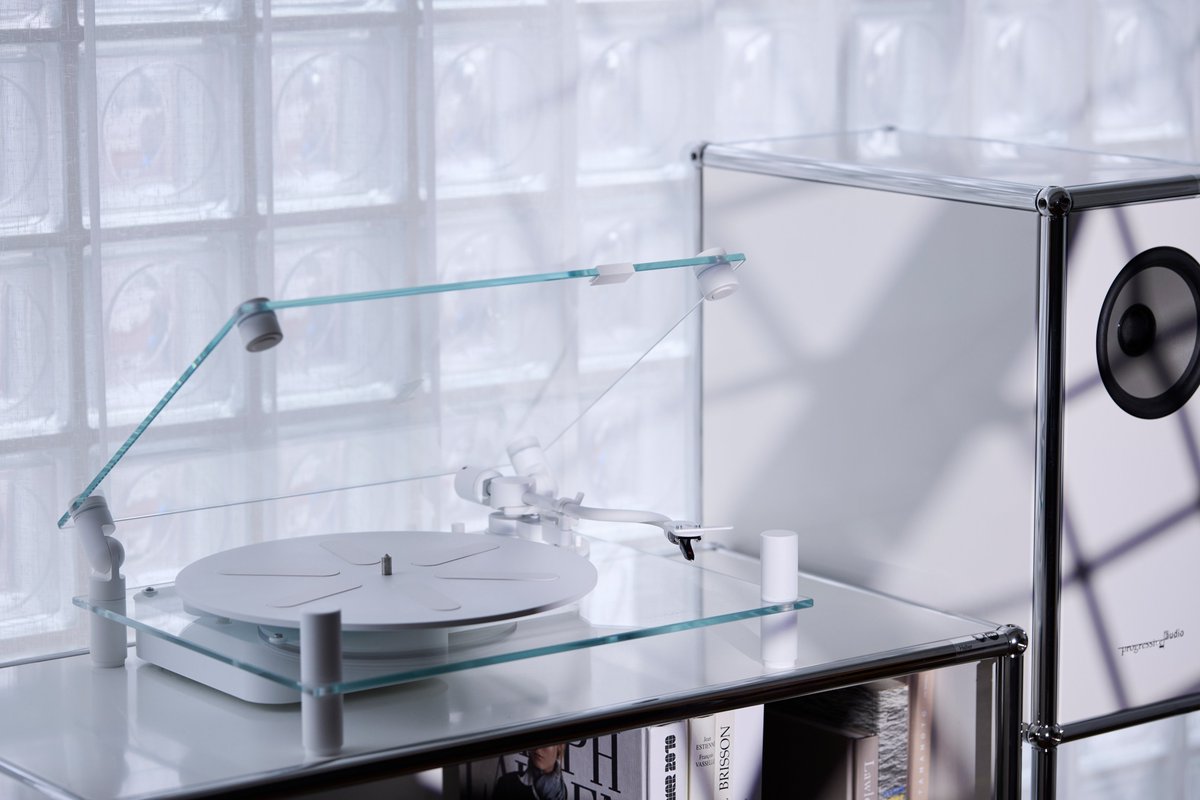NAVYS_inc's tweet image. TRANSPARENT Turntable
スタイリッシュなデザインと、レコードの豊かな音。
空間に溶け込みながら、音楽の存在感を感じさせる一台。
＃TRANSPARENT ＃TURNTABLE ＃navys