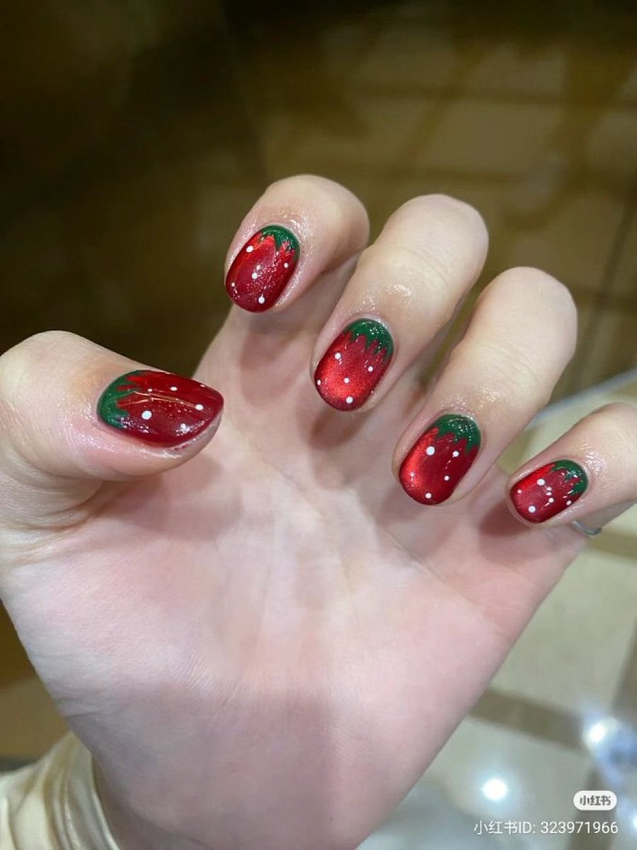 aesttics's tweet image. Strawberry nails 🍓