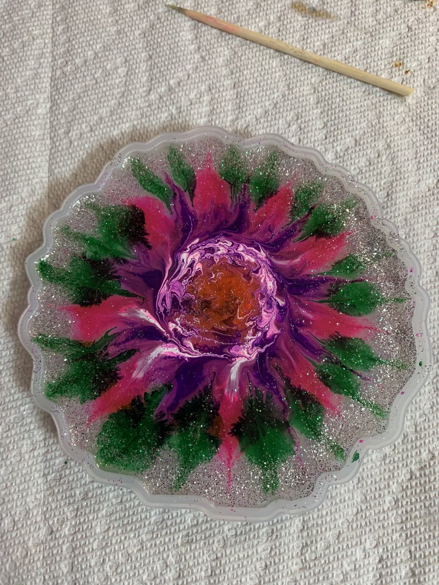 KanerzSir's tweet image. Any peeps on here do resin? I’m just starting out but can’t get the hang of the alcohol ink (white) do you think this will turn out? Any advice or tips or even constructive criticism is welcome. #epoxy #resin 1:1