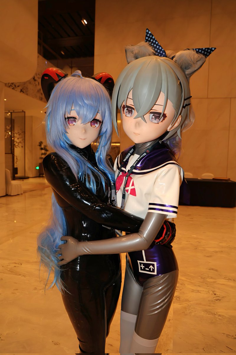 KigMiyu's tweet image. Wow, didn't expect this to get over 1000 likes! Thank you! So here's another of us giving a duo hug together in latex. 🫂💕 🔥