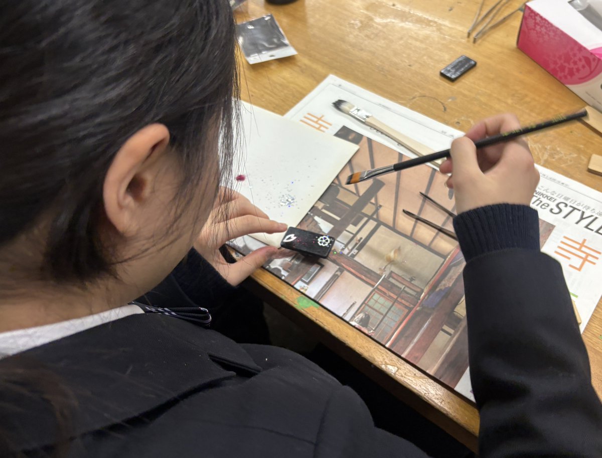 【葛飾野美術部】新年最初の制作では、外国人講師の先生と螺鈿工芸を楽しみました。 #葛飾野  #儒烏風亭らでん #高校入試 #美術