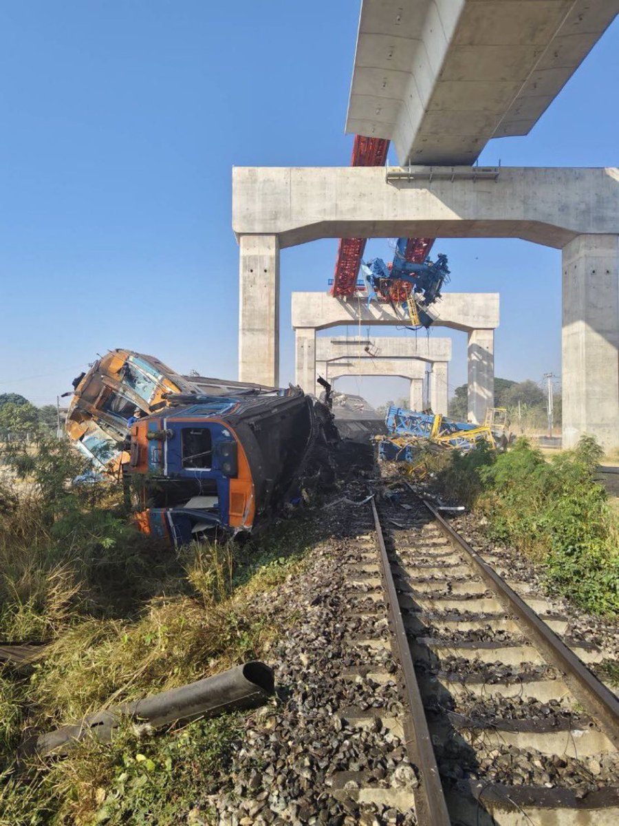 PeoplesUpdate's tweet image. थाईलैंड: चलती ट्रेन पर क्रेन गिरने से बड़ा हादसा, 22 की मौत

#ThailandNews #TrainAccident  #Crane #22death #PeoplesUpdate