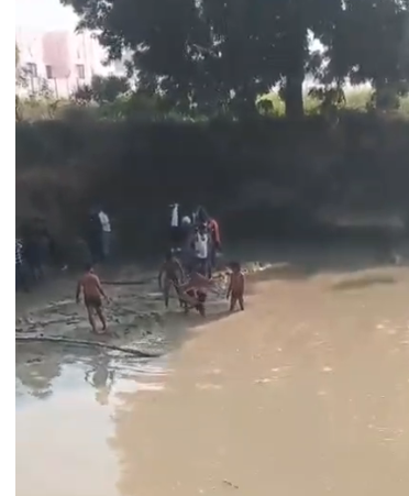 bstvlive's tweet image. प्रयागराज : इस वक्त की सबसे बड़ी खबर

➡ तालाब में डूबकर 4 लड़कों की दर्दनाक मौत
➡ नहाते समय चारों लड़के गहरे पानी में डूबे
➡ चारों के शव बरामद, परिवार में कोहराम
➡ पुरामुफ्ती के केशवपुर इलाके की घटना

#Prayagraj #Drowning #Incident #Death @prayagraj_pol