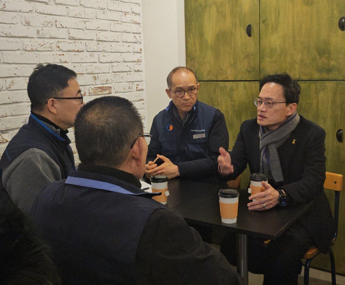 yoeman6310's tweet image. 서울 시내버스 파업 이틀째입니다.
오늘 서울시 버스노조 박점곤 위원장님을 만나
버스운행 정상화와 시민 불편 해소 방안을 놓고 의견을 나눴습니다.

박 위원장님은
“재협상에서 최선을 다해 시민 불편 없이
정상운행이 이뤄질 수 있도록 노력하겠다”고 말씀해주셨습니다.

시민의 일상이 멈추지…