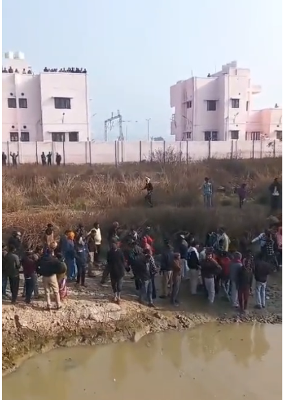 bstvlive's tweet image. प्रयागराज : इस वक्त की सबसे बड़ी खबर

➡ तालाब में डूबकर 4 लड़कों की दर्दनाक मौत
➡ नहाते समय चारों लड़के गहरे पानी में डूबे
➡ चारों के शव बरामद, परिवार में कोहराम
➡ पुरामुफ्ती के केशवपुर इलाके की घटना

#Prayagraj #Drowning #Incident #Death @prayagraj_pol