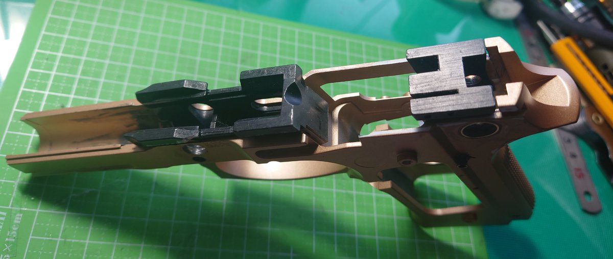 boyakki7028's tweet image. 年末から作っていた #ベレッタ #92x のモデルガン。＃KSC 様 のM9A3のフレームに ＃マルシン 様のモデルガンのメカを移植。ハンマーピン、シアーピンの移設が完了し目処がついたかな？ 
⇒バレルやスライドはどう加工すればいいかさえ目処は立っていません😅