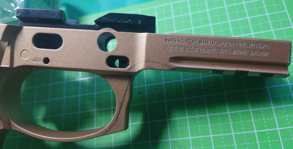 boyakki7028's tweet image. 年末から作っていた #ベレッタ #92x のモデルガン。＃KSC 様 のM9A3のフレームに ＃マルシン 様のモデルガンのメカを移植。ハンマーピン、シアーピンの移設が完了し目処がついたかな？ 
⇒バレルやスライドはどう加工すればいいかさえ目処は立っていません😅