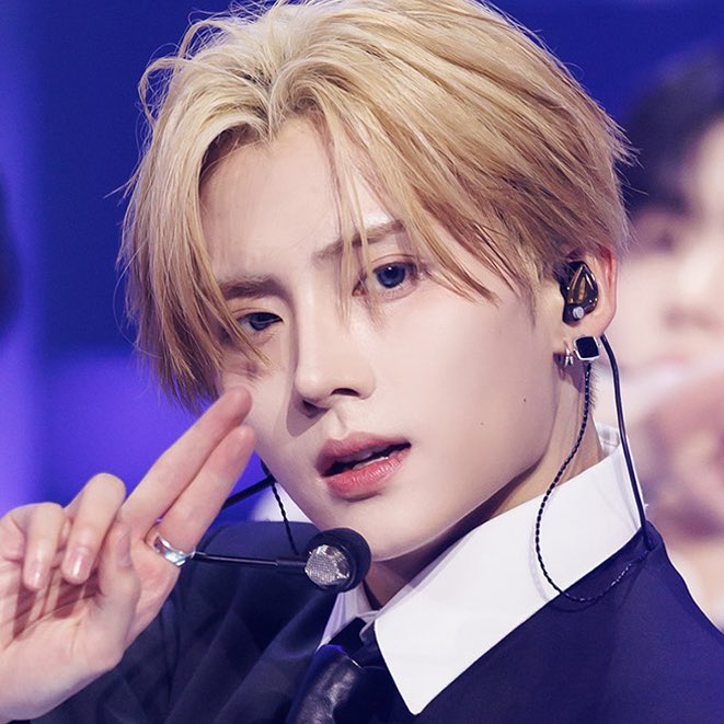 데이 tweet media