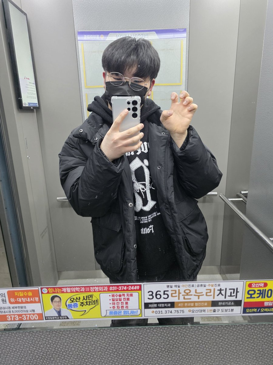 hjkl173's tweet photo. 안경안어울려 ㅠ https://t.co/LZyVEZyBWB