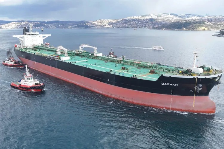 HaberDenizde's tweet photo. Boğaz’da Dashan konvoyu
Ukrayna tarafından vurulan 275 metrelik kimyasal tanker, yedi römorkör eşliğinde Tuzla'ya tamire götürüldü.
https://t.co/VzjiR4MpKR
#ArasSalvor #Dashan #kimyasaltanker
#NazımTurtamir #Tuzla #Ukrayna #yedirömorkör
@kiyiemniyet https://t.co/9iIxeb5OEt