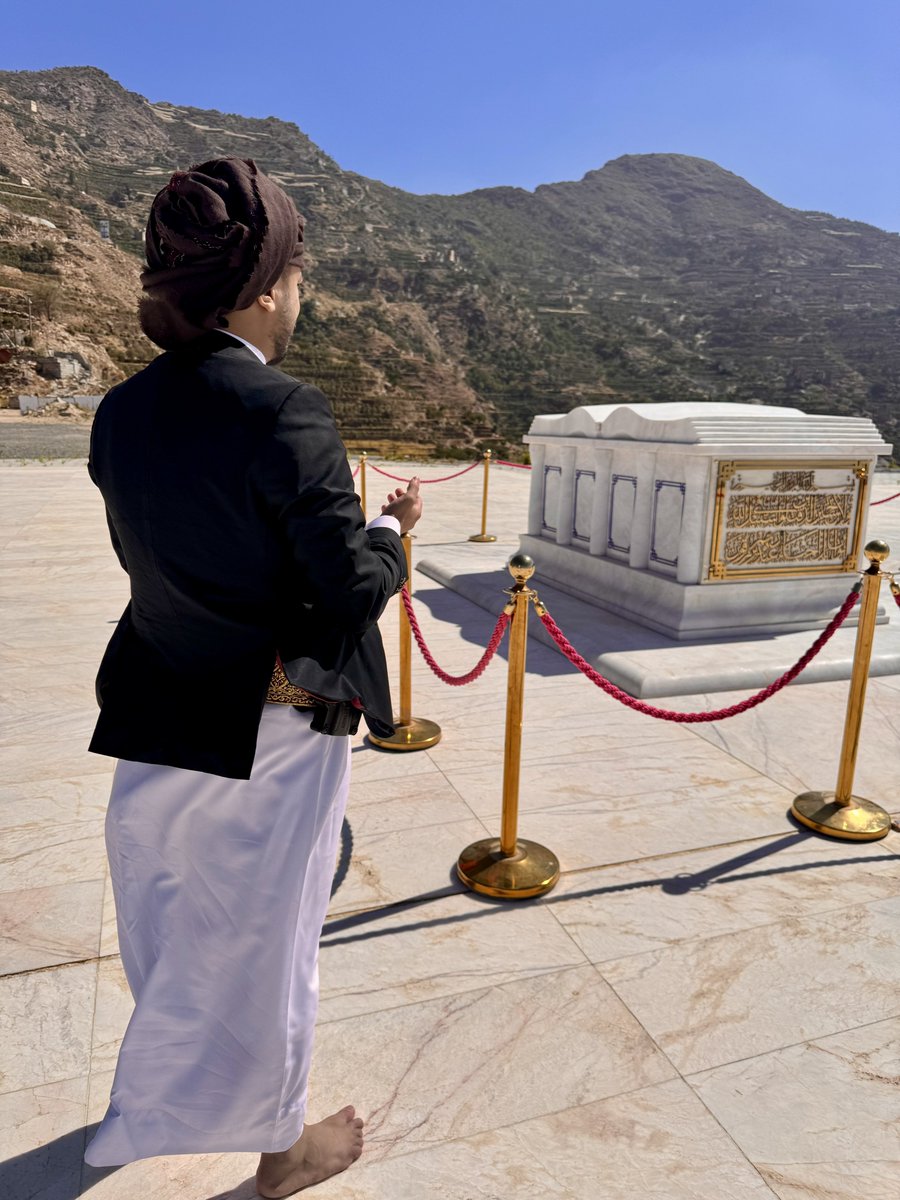 الذكرى السنوية لاستشهاد سيدي حسين ابن بدر الدين الحوثي عليه السلام ، نستحضر قيم التضحية والإيمان، ونجدّد العهد بالسير على نهج القرآن الكريم الذي دعا إليه.

#شهيد_القرآن