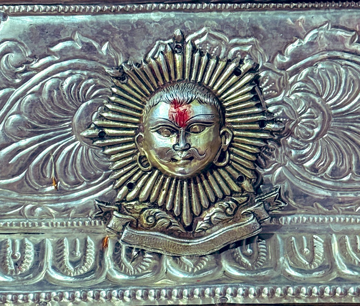 JeyporeKingdom's tweet photo. ‘विकर्तनो विवस्वांश्च मार्तण्डो भास्करो रविः’

This old silver piece of depicting Lord Surya (Sun), resembles the crest of Jayapur Suryavansh, often seen in throne, howdah and other places.

सूर्यपर्व मकर संक्रांति की शुभकामनाएँ 

Best Wishes of #MakaraSankranti https://t.co/6hO3s0Jxkz